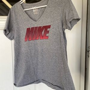 Womens Graphic Nike v neck tee// large